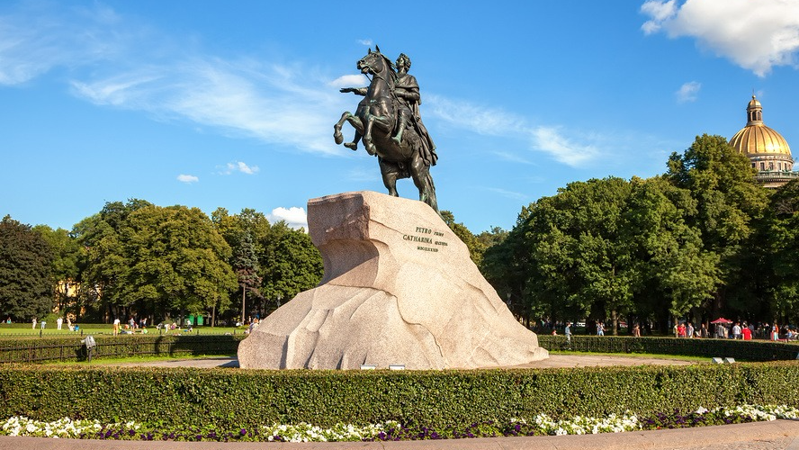 7 самых известных конных памятников Петербурга