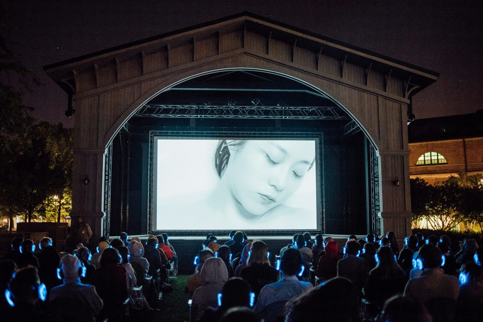 В программу второго фестиваля дебютного кино в Новой Голландии вошли фильмы «Мама, я дома» и «Криптополис»
