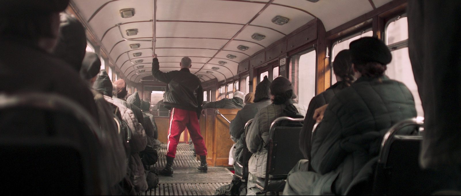 Юра Борисов бежит от следствия в трейлере фильма «Капитан Волконогов бежал»