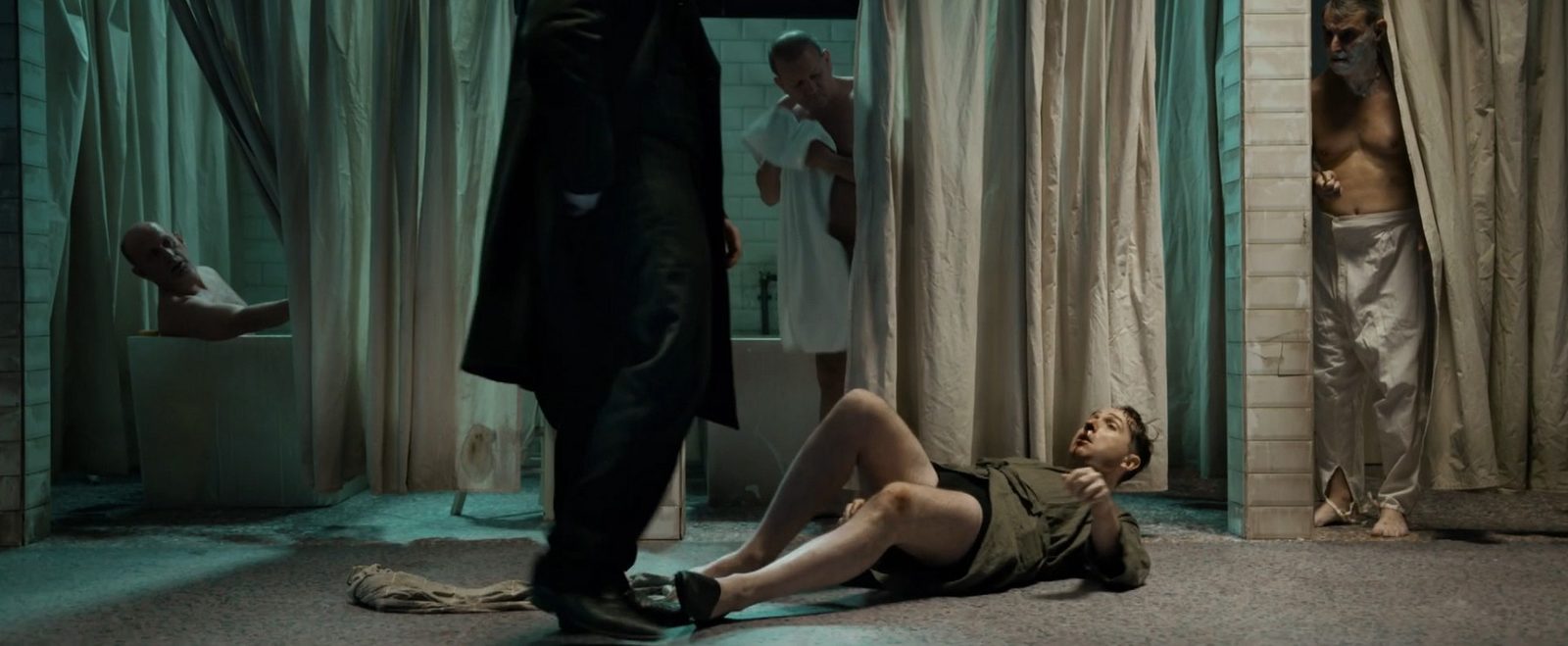 Детектив-одиночка завязывает драку в эксклюзивном отрывке фильма «Хинтерленд: город грехов»