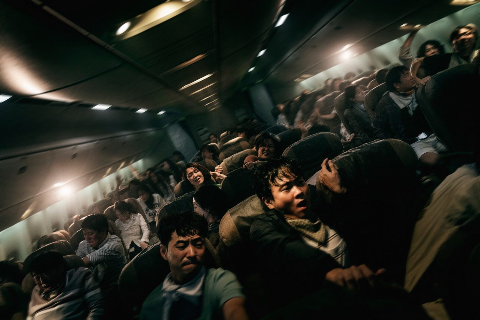 Опасный рейс: неизвестный вирус убивает пассажиров самолёта в трейлере фильма «Чрезвычайная ситуация»