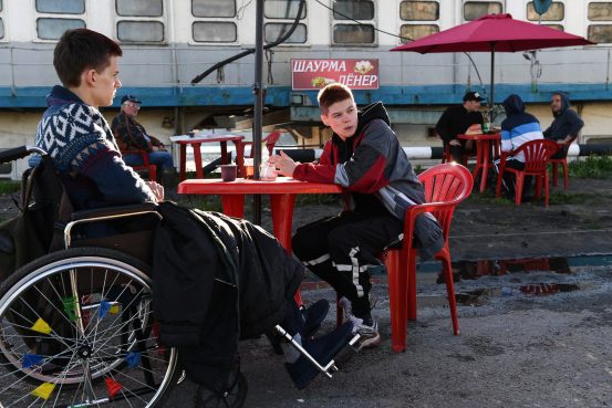 Мальчик-инвалид пытается подкупить свою сиделку в эксклюзивном отрывке фильма «На выдохе»