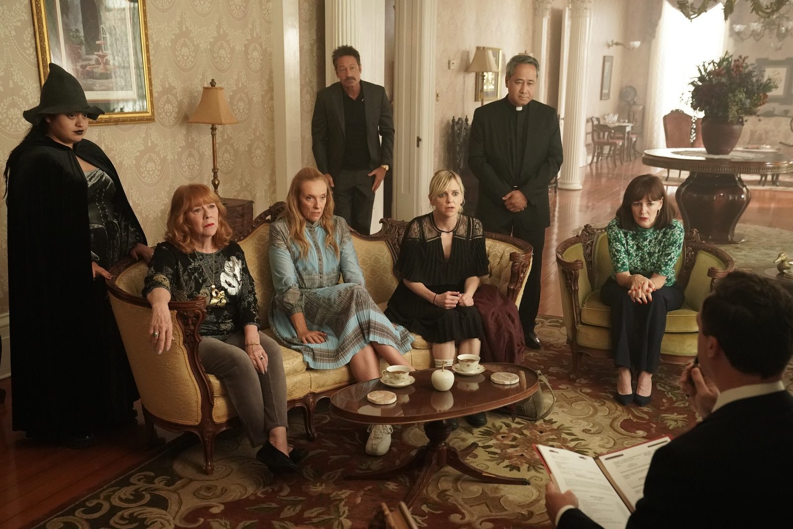 Тони Колетт и Анна Фэрис борются за наследство в трейлере фильма «Очень плохая семейка»