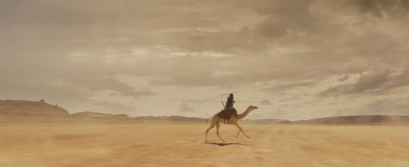Песчаная буря и погоня на верблюде в эксклюзивном фрагменте фильма «Принц пустыни»