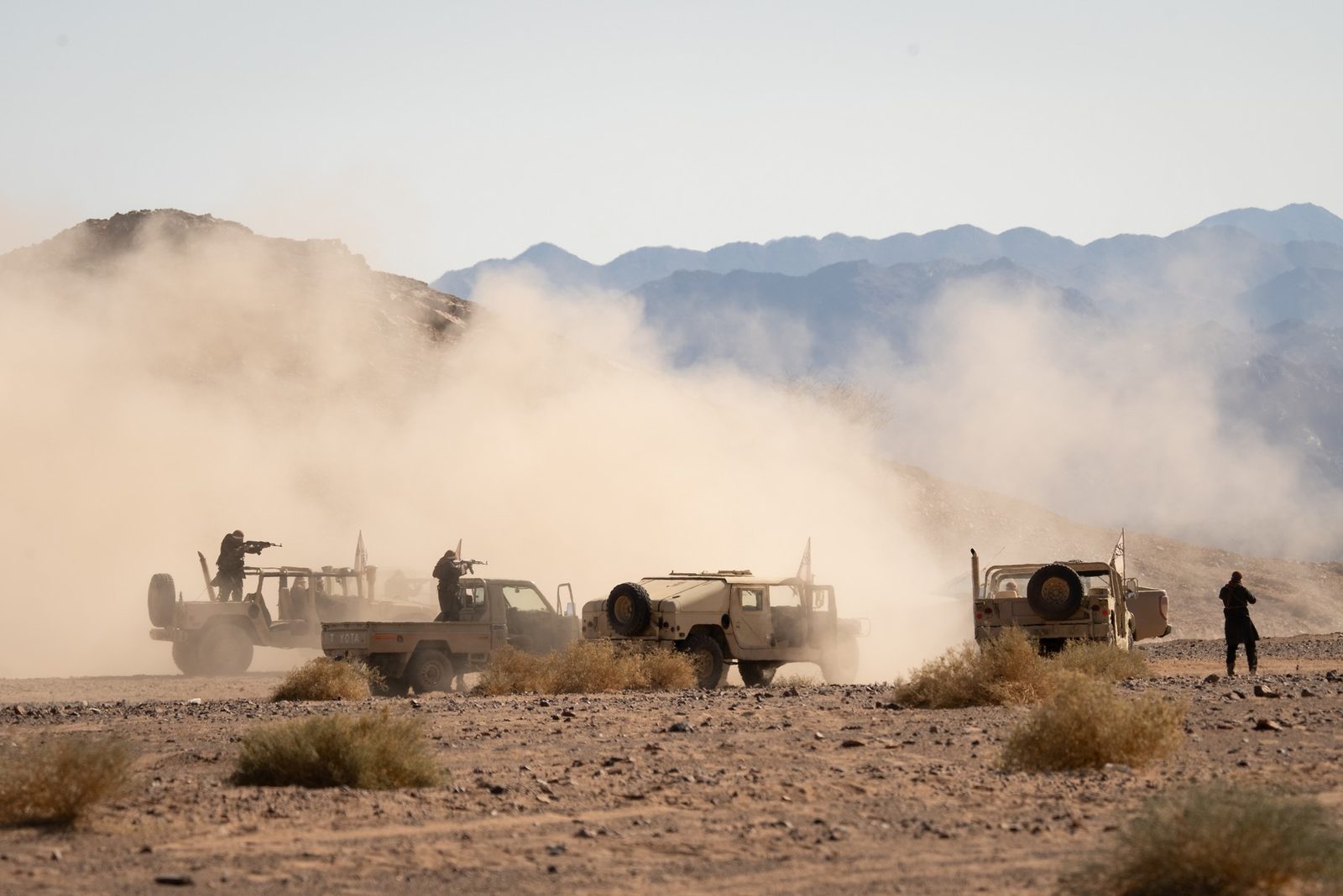 Джерард Батлер мчит по пустыне под обстрелом в эксклюзивном отрывке из фильма «Беглец»