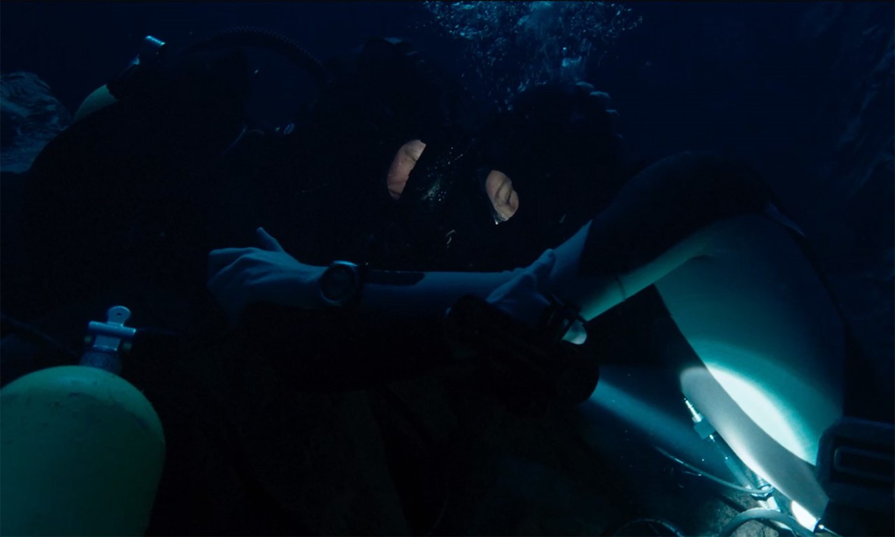 Дайверша попадает в смертельную ловушку в трейлере фильма «Подводный капкан»